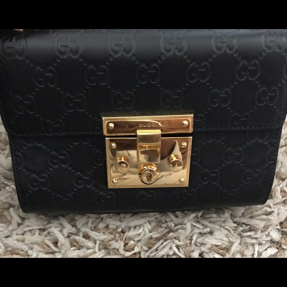 ❌SOLD❌ Gucci Small Padlock Signature Leather Bag